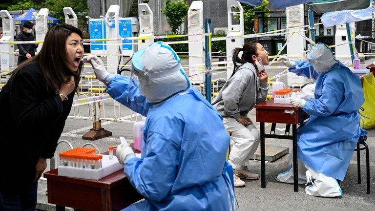 新型コロナウイルス検査を受ける地元市民ら＝５月、北京市/JADE GAO/AFP/Getty Images
