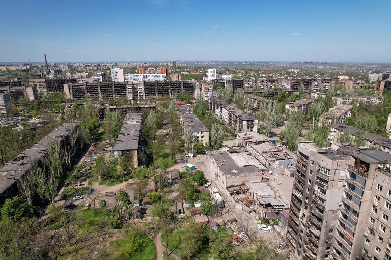 ロシアの侵攻後大規模に破壊された南東部の都市マリウポリの風景/Pavel Klimov/Reuters