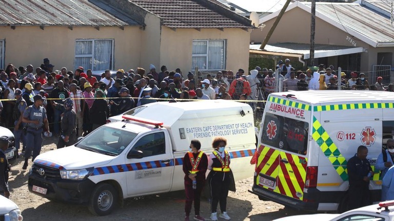 ２２人の若者が死亡する惨事が起きたバーの外に集まる地元市民ら/Stringer/Reuters