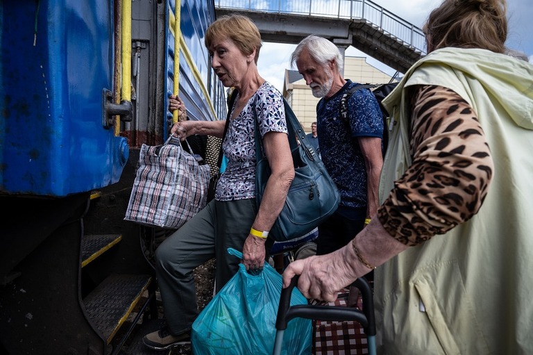 ウクライナ東部リシチャンスクから列車を使って避難する人々＝２４日/Scott Peterson/Getty Images
