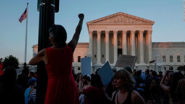 人工妊娠中絶の権利に関する最高裁判断直後の人々の反応を示す調査結果が公開された/Anna Moneymaker/Getty Images