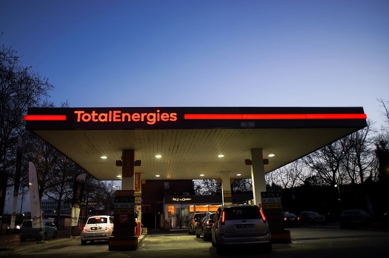 仏南部トゥールーズにあるトタルエナジーズのスタンドで給油する車両/Matthieu Rondel/Bloomberg/Getty Images