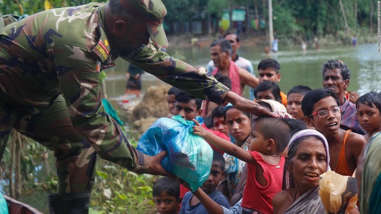 被災者に食料を配るバングラデシュ軍の兵士/nik Rahman/Bloomberg/Getty Images