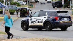 銀行侵入の２人組を射殺、警官６人負傷　カナダ西部