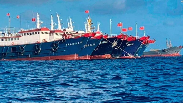 ウィットサン礁周辺に停泊する中国船＝２０２１年/AP