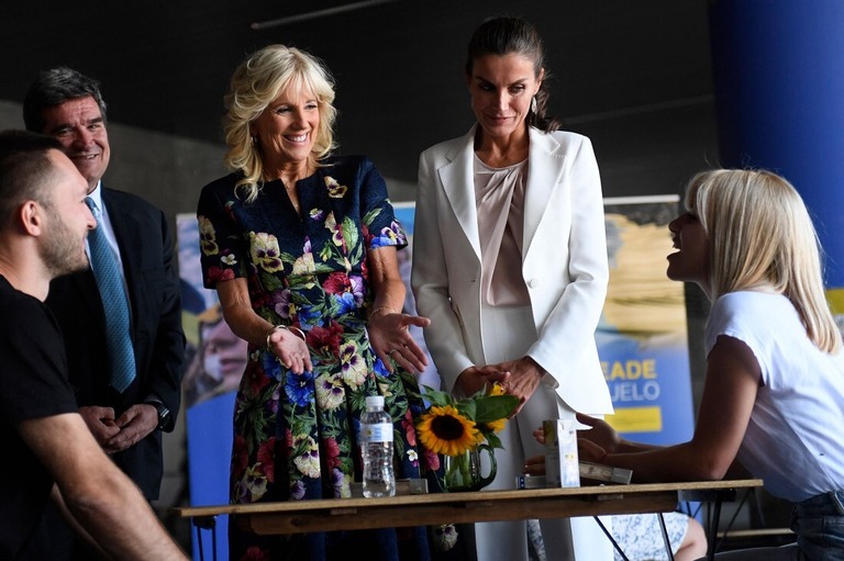 ウクライナ避難民のレセプションセンターを訪れたジル・バイデン米大統領夫人（中央左）とスペインのレティシア王妃（中央右）＝スペイン・マドリード/Oscar Del Pozo/AFP/Getty Images