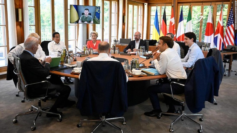 Ｇ７サミットで顔を合わせた各国首脳と、ビデオを通じて参加したゼレンスキー大統領/Tobias Schwarz/AFP/Getty Images