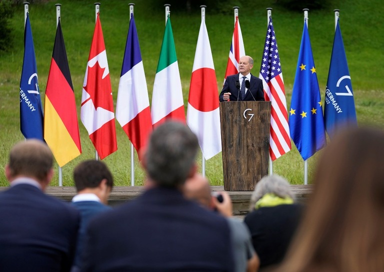 Ｇ７サミットでメディアに向かって演説するショルツ独首相/Martin Meissner/AP