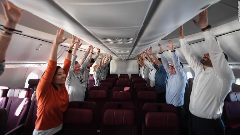 ２０１９年に行われたロンドン―シドニー間の試験飛行で機内で運動をする乗客/James D Morgan/Qantas
