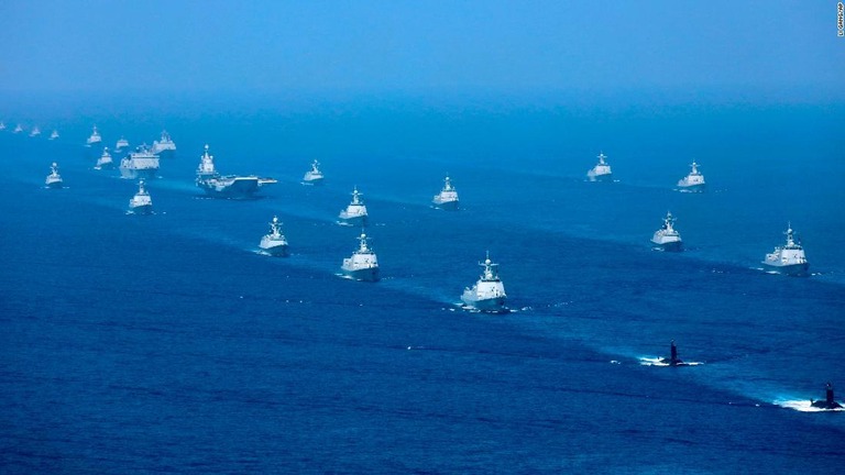 南シナ海で演習を行う空母「遼寧」など中国の艦船や潜水艦/Li Gang/AP