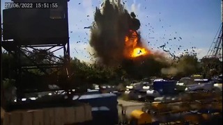 ウクライナのショッピングモールへミサイルが着弾した瞬間とされる映像が公開された