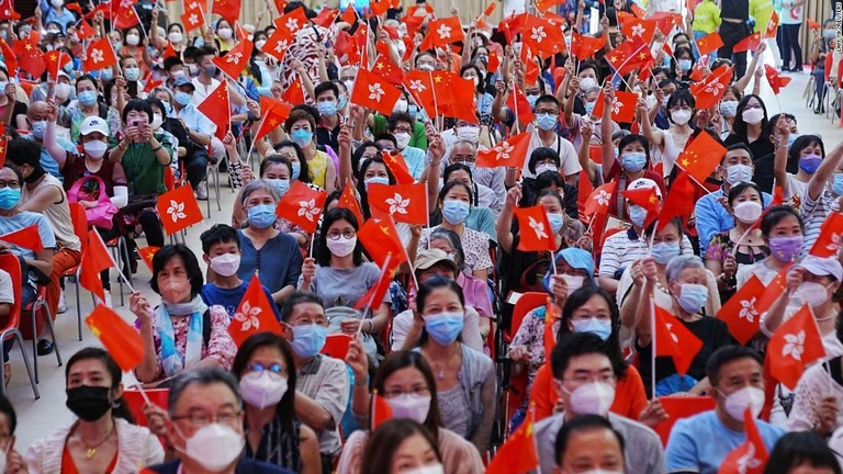 返還２５年の記念行事で香港と中国の旗を振る人々/Lam Yik/Reuters