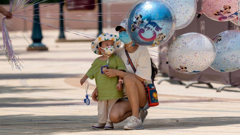 ディズニータウンで風船を受け取った子ども＝１６日、中国・上海/Yu Ruwen/VCG/Getty Images
