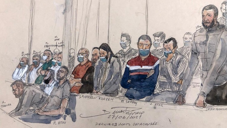 サラ・アブデスラム被告（一番右）＝２７日、フランス・パリの法廷/Benoit Peyrucq/AFP/Getty Images