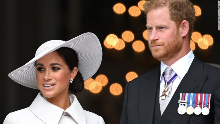 英ヘンリー王子と妻のメーガン妃＝３日、英ロンドンのセントポール大聖堂/Karwai Tang/WireImage/Getty Images