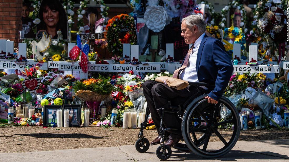 銃撃事件が発生したロブ小学校の記念碑を訪れた米テキサス州知事のアボット氏＝５月２９日、米テキサス州ユバルディ/CHANDAN KHANNA/AFP via Getty Images