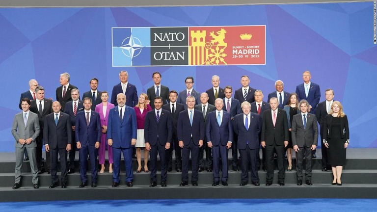 北大西洋条約機構（ＮＡＴＯ）加盟国首脳の集合写真＝２９日、スペイン・マドリード/Stefan Rousseau/Pool/Reuters