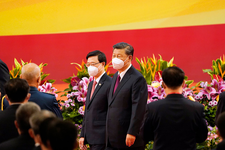 習近平国家主席（右）の立ち会いの下、李家超氏が香港の新行政長官に就任した/Justin Chin/Bloomberg/Getty Images