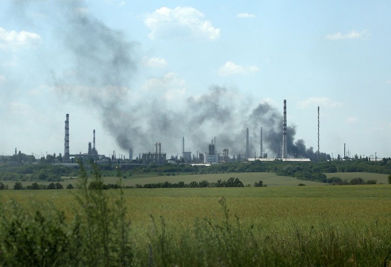 リシチャンスク郊外の製油所から立ち上る黒煙＝２１日/Anatolii Stepanov/AFP/Getty Images