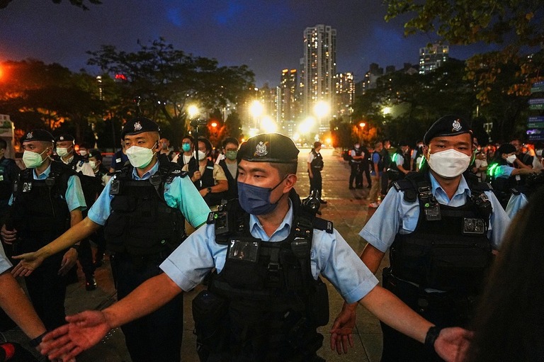 天安門事件から３３年となる日、閉鎖されたビクトリア公園から人を追い払う警察＝6月4日/Lam Yik/Reuters