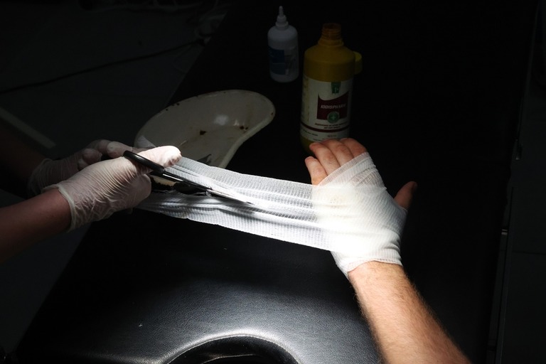 ドネツク州スラビャンスクの病院で男性の手に包帯を巻く医療従事者＝６月２５日撮影/Scott Olson/Getty Images