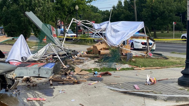 ピックアップトラックが暴走して仮設の花火販売店に突っ込み、２人が死亡した/From @DCPoliceDept Twitter