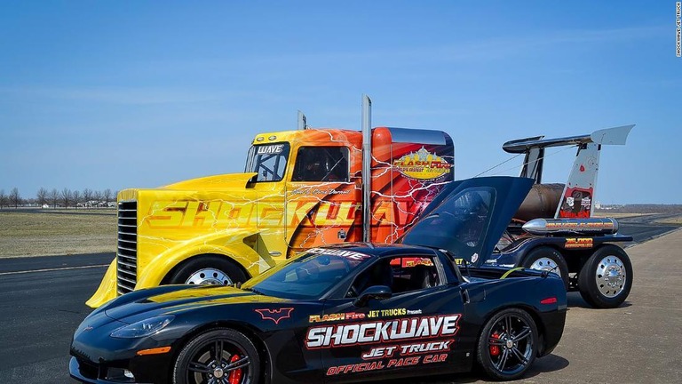 手前にあるペースカーの後ろに見える黄色の車が、特注の「ショックウェーブ・ジェットトラック」/Shockwave Jet Truck