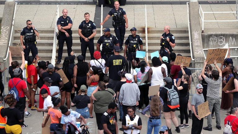 事件を受けて抗議デモを行う人々＝２日、米オハイオ州アクロン/Jeff Lange/USA Today
