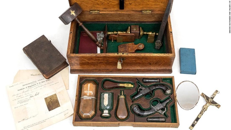 「吸血鬼」の退治用とされる１９世紀末の道具箱が競売に出品された/HANSONS AUCTIONEERS and VALUERS LTD