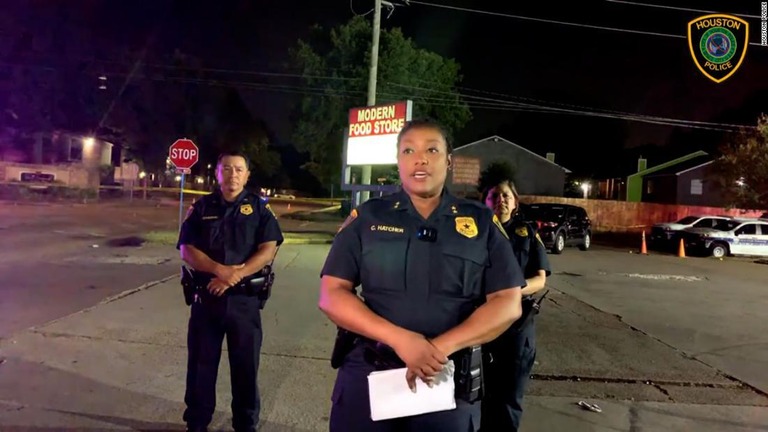 ヒューストン警察によれば、車に乗っていた子ども２人が別の車から銃撃を受け、１人が死亡、もう１人が負傷した/Houston Police