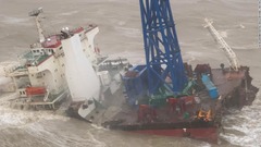 台風で沈没の作業船、さらに１人を「奇跡」の救助　中国沖