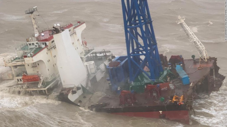 乗員３０人を乗せた作業船は２日、香港の南西沖約３００キロの海上で真っ二つに割れて沈没した/HK Government Flying Service/Eyepress/Reuters