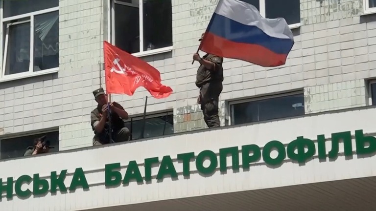 リシチャンスク市庁舎でソビエトとロシアの旗を掲げるＬＰＲの兵士ら/Eyepress/Reuters