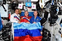 ＩＳＳのロシア飛行士、親ロシア派「共和国」の旗を手にポーズ