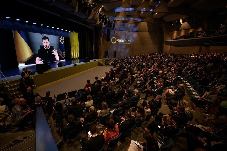 国際会議でオンライン演説するウクライナのゼレンスキー大統領/Fabrice Coffrini/AFP/Getty Images