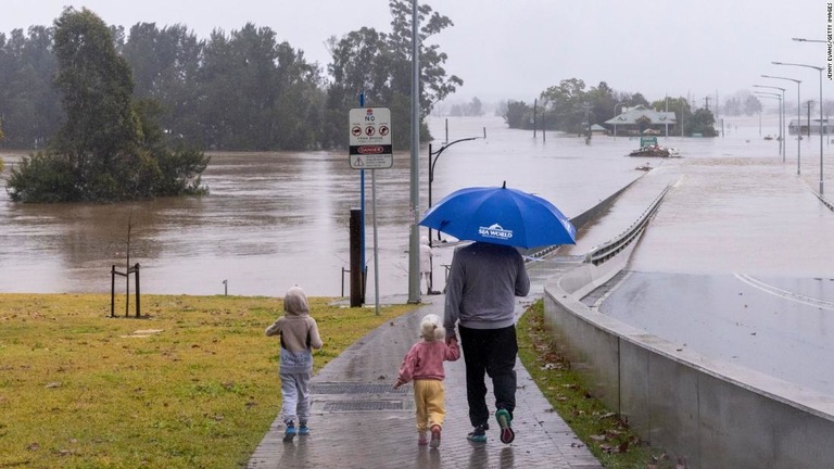 オーストラリア東部で大雨が続き、シドニー周辺の住民に避難命令が出された/Jenny Evans/Getty Images