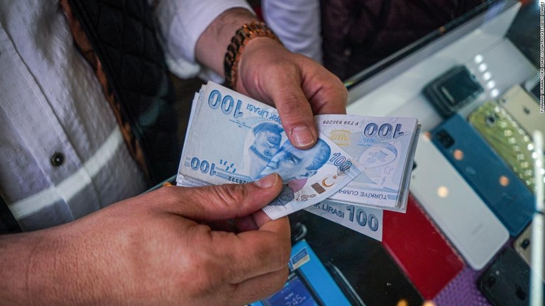 トルコ紙幣を数える男性/Tunahan Turhan/SOPA Images/LightRocket/Getty Images