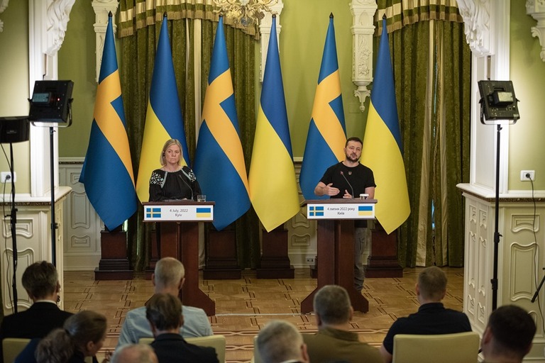 共同会見するスウェーデンのアンデション首相（左）とウクライナのゼレンスキー大統領/Alexey Furman/Getty Images