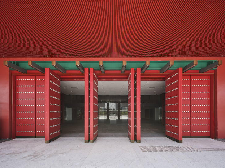 博物館の入り口となる赤い扉/Hong Kong Palace Museum
