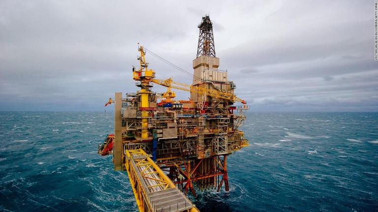 ガスの海上作業台船＝２０１４年１月１７日、ノルウェー・ベルゲン沖/Kristian Helgesen/Bloomberg/Getty Images