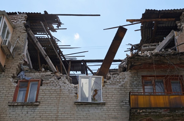 壊れた建物＝５日、ルハンスク州/Alexander Ermochenko/Reuters