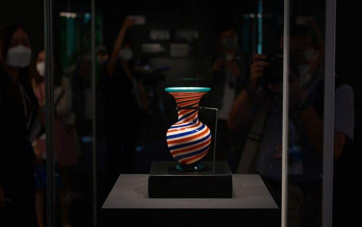 渦巻き模様を描いたガラスの花瓶。驚くほど現代的なデザインだが清王朝時代の作品だ/Peter Parks/AFP/Getty Images