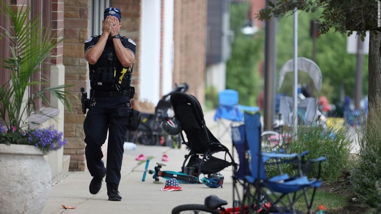 銃撃現場の通りを歩く警察官＝４日、米イリノイ州ハイランドパーク/Brian Cassella/Chicago Tribune/AP