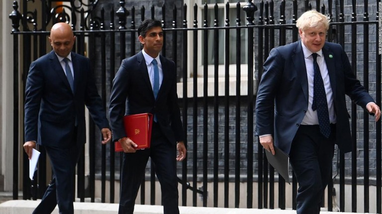 （右から）英国のジョンソン首相、スナック財務相、ジャビド保健相＝２０２１年９月７日、英ロンドン/Toby Melville/WPA Pool/Getty Images 