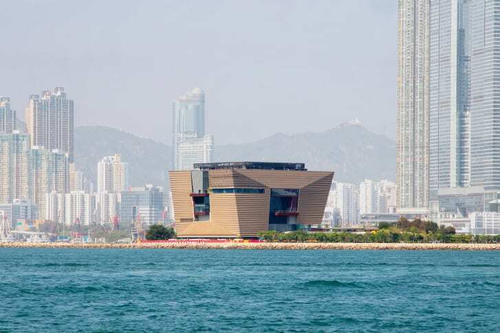 香港故宮文化博物館はビクトリア・ハーバーを見渡す西九龍文化地区にある/ROCCO Design Associates Architects Limited