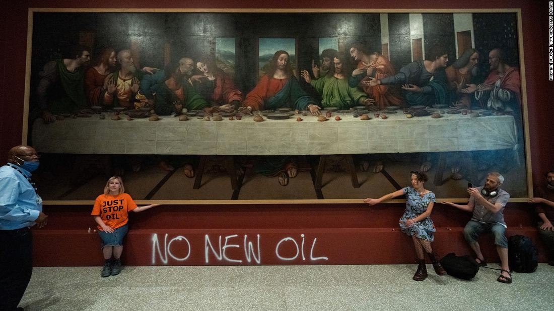 「最後の晩餐」の複製画の前で、新たな石油の掘削に抗議する活動家ら