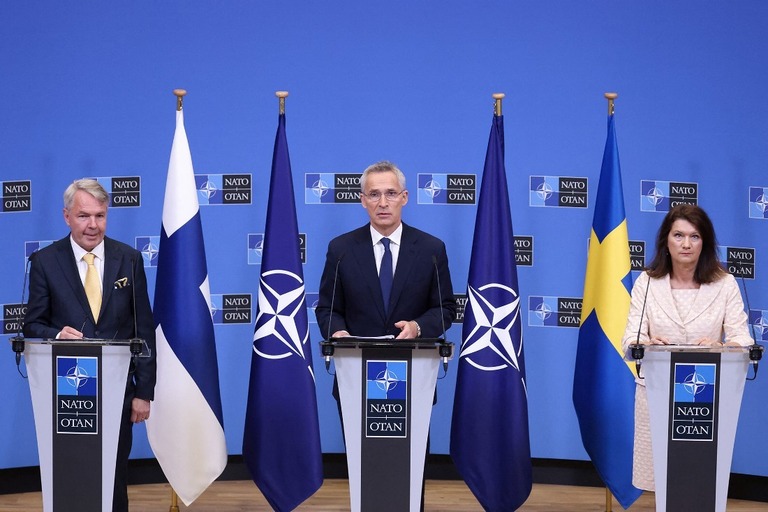 北欧２カ国の外相と共に会見するＮＡＴＯのストルテンベルグ事務総長（中央）/Kenzo Tribouillard/AFP/Getty Images