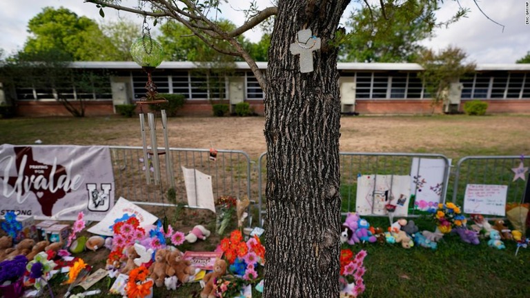 事件の現場となった小学校の近くに手向けられた花束や十字架＝６月３日/Eric Gay/AP