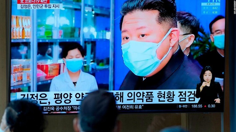 北朝鮮での感染拡大を報じるニュースをテレビで見る韓国・ソウルの人々/Lee Jin-man/AP