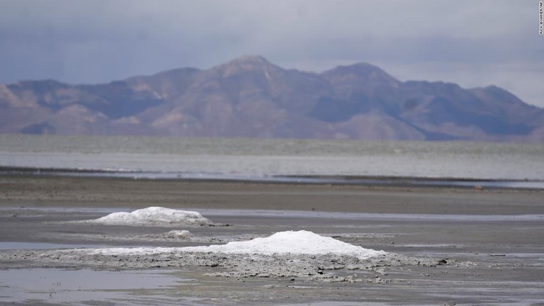 米ユタ州のグレートソルト湖が大干ばつに見舞われている＝５月３日/Rick Bowmer/AP